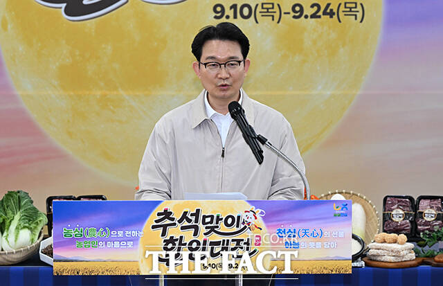 강호동 농협중앙회 회장이 10일 오전 서울 서초구 농협하나로마트 양재점에서 축산매장을 점검하고 있다. /박헌우 기자