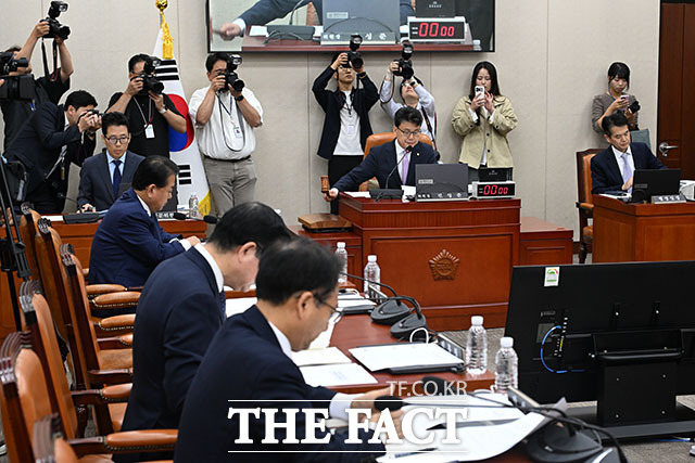 김병주 국회 국방위 더불어민주당 간사(왼쪽)와 임종득 국회 국방위 국민의힘 간사가 국방위원회 전체회의에서 증인 채택 협의를 위해 논의를 마치고 자리로 돌아오고 있다.