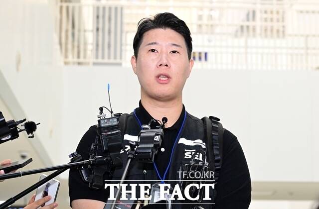 최승호 초기업노조 위원장이 지난 5월 정부세종청사 중앙노동위원회에서 열린 2차 사후조정 회의에 참석하며 취재진 질문에 답하고 있다. /임영무 기자