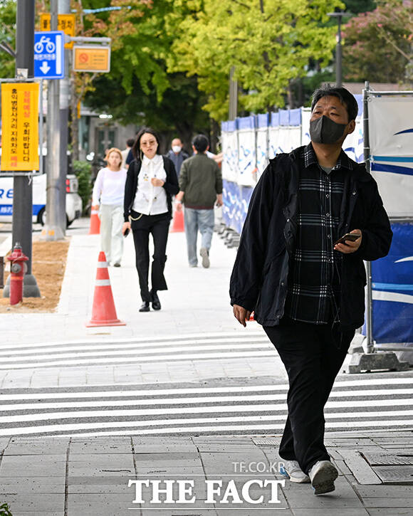 여의도역 인근 건널목에서 긴 옷을 입은 시민들이 발걸음을 재촉하고 있다.