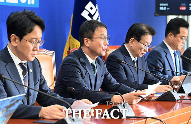 한병도 더불어민주당 원내대표(왼쪽)와 권칠승 더불어민주당 정책위의장이 정책조정회의에서 참석하고 있다.