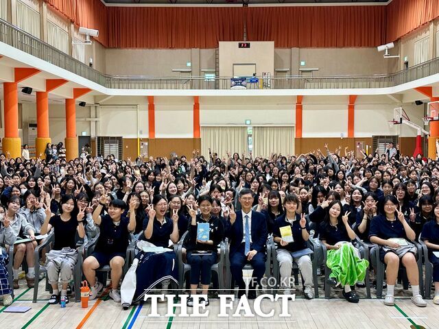 9일 대전여고에서 1·2학년 학생들을 대상으로 문형배 전 헌법재판관이 '청소년 꿈&미래 특강'을 진행한 후 기념 촬영을 하고 있다. /대전시교육청