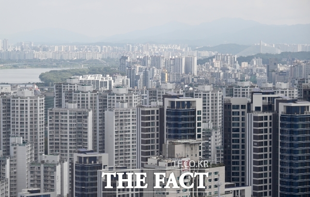 서울 아파트값이 전체적으로 오른 가운데 강남 3구(강남·서초·송파)만 일제히 떨어졌다. /박헌우 기자