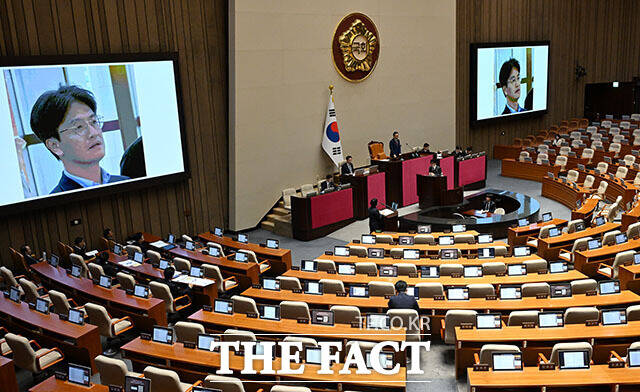 발언대기석 향하는 한동훈 무소속 의원(왼쪽)과 이기헌 더불어민주당 의원의 질의에 답변하는 한성숙 국무총리.