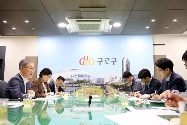 장인홍 구로청장(왼쪽 첫번째)가 김태병 국토교통부 철도국장(오른쪽 첫번째)을 만나 GTX B노선의 환기구 위치 조정을 요구했다. /구로구