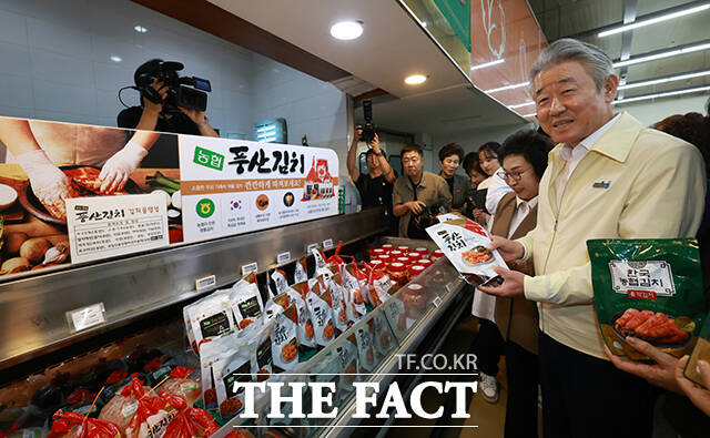 강호동 농협중앙회 회장이 10일 오전 서울 서초구 농협하나로마트 양재점에서 축산매장을 점검하고 있다. /박헌우 기자