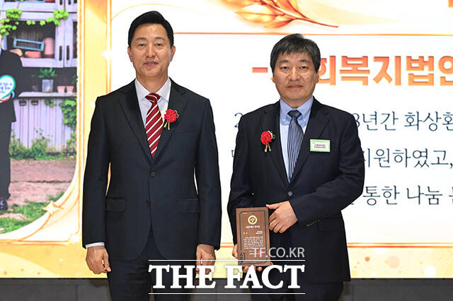 '서울특별시 복지상' 대상 수상자와 기념촬영 하는 오 시장.