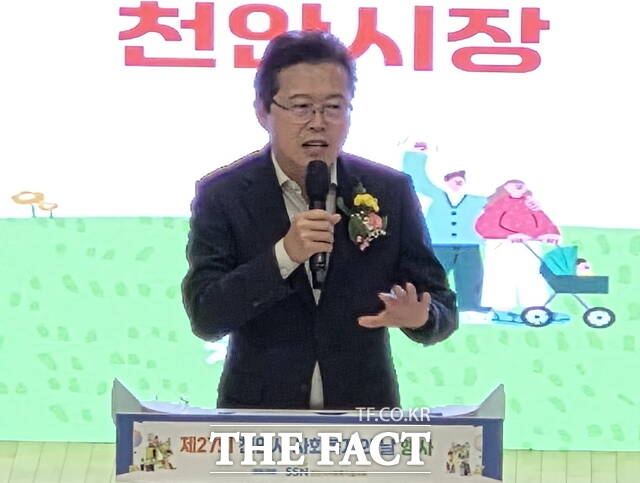 장기수 천안시장이 제27회 사회복지의 날 기념행사에서 기념사를 통해 사회복지 종사자들의 헌신에 감사의 뜻을 전하고 있다. /정효기 기자