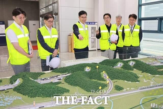10일 충북 청주시 오송읍 소재 한국철도기술연구원 철도종합시험센터를 찾은 이원택 전북도지사(가운데)가 하이퍼튜브 핵심 기술 개발 현장을 점검하고 있다. /전북도