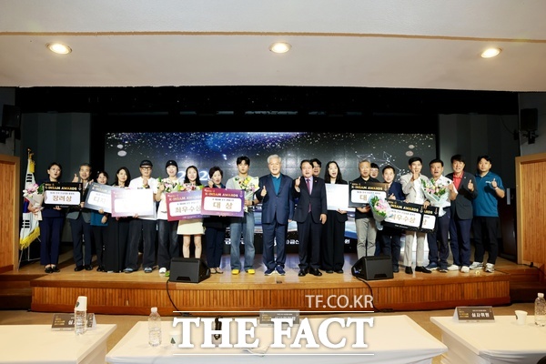 9일 금산다락원 생명의집에서 열린 '2026 케이-인삼 어워즈' 제3회 전국 인삼 제품 품평회에서 문정우 금산군수와 수상자들이 기념 촬영을 하고 있다. /금산군