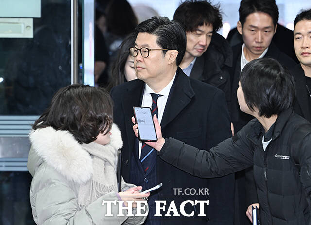 '홈플러스 사태'로 특정경제범죄가중처벌법상 사기 및 자본시장법 위반 혐의를 받는 김병주 MBK파트너스 회장이 13일 오전 서울 서초구 서울중앙지방법원에서 열린 구속 전 피의자 심문(영장실질심사)에 출석하고 있다. /박헌우 기자