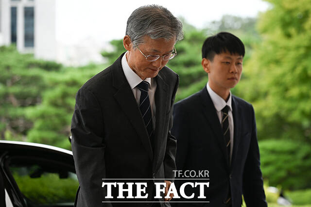 조희대 대법원장이 10일 오전 서울 서초구 대법원으로 출근하고 있다. /박상민 기자