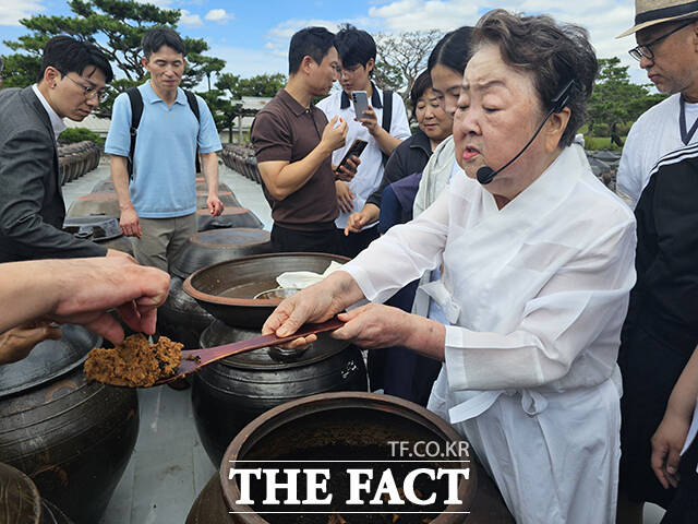 9일 서일농원에서 서분례 명인이 장독에서 된장을 떠 참가자들에게 맛을 보여주고 있다./안성=박은평 기자