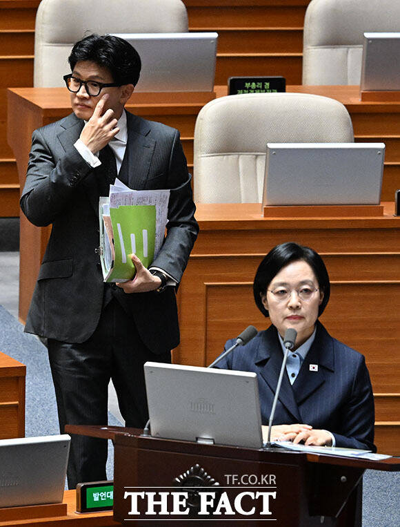 발언대기석 향하는 한동훈 무소속 의원(왼쪽)과 이기헌 더불어민주당 의원의 질의에 답변하는 한성숙 국무총리.