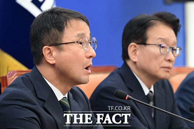 한병도 더불어민주당 원내대표(왼쪽)와 권칠승 더불어민주당 정책위의장이 정책조정회의에서 참석하고 있다.