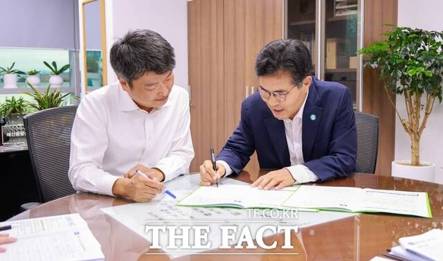 10일 정부세종청사에서 이원택 전북도지사(오른쪽)가 박창환 기획예산처 예산총괄심의관을 만나 전북의 미래산업과 교통, 문화·체육 분야 주요 사업을 설명하고 정부 차원의 지원을 요청하고 있다. /전북도