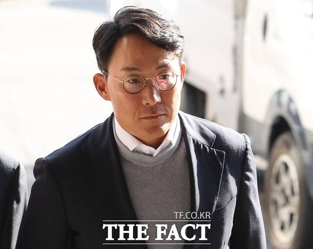 조창연 씨가 지난 2024년 10월 고소인 조사를 받기 위해 서울 강남구 강남경찰서로 출석하고 있다. 조 씨는 윤관 BRV 대표를 대여금 미반환 사기 혐의로 형사 고소했다. /뉴시스