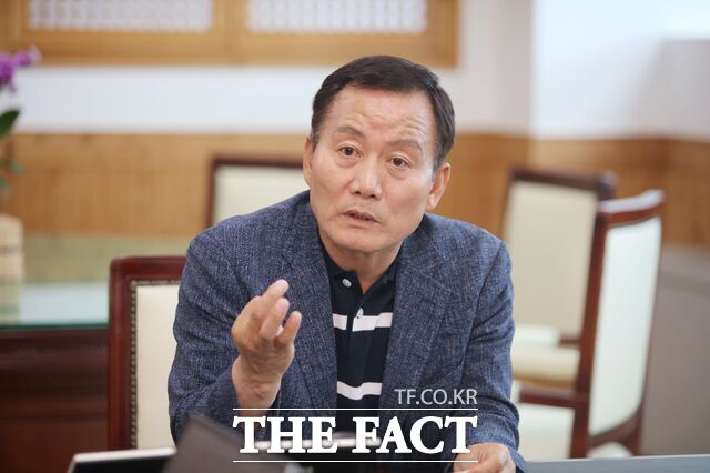 김태성 전남광주통합 특별시 신안군수가 군정 현안을 설명하고 있다. /신안군 제공