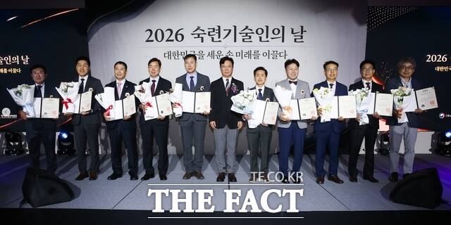 9일 서울드래곤시티에서 열린 2026년 숙련기술인의 날 기념식에서 대한민국명장에 새롭게 선정된 조학래(왼쪽 두 번째) 이너트론 대표 등 10명이 명장 증서를 받은 뒤 기념사진을 촬영하고 있다. /이너트론