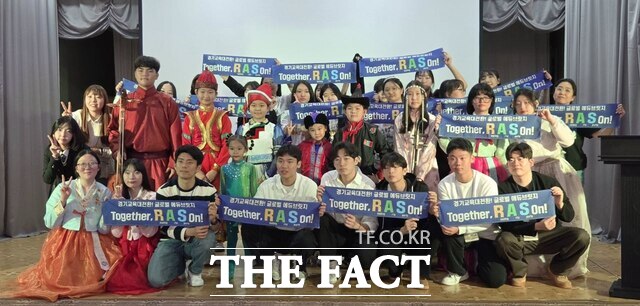 경기도 학생들이 몽골 현지 학생들과 ‘K-Culture Festival’을 진행한 뒤 기념촬영을 하고 있다. /경기도교육청