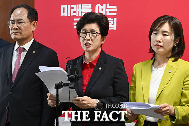 용혜인 성평등가족부 장관 후보자 인사청문회 관련 발언 하는 강선영 성평등가족위원회 야당 간사(가운데).