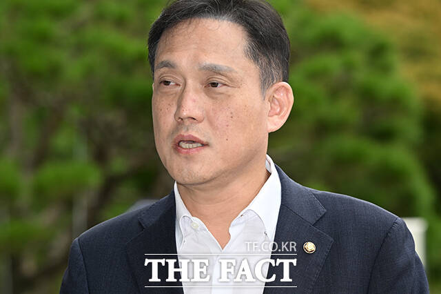 김태규 국민의힘 법률자문위원장(왼쪽)과 윤용근 의원이 10일 오전 경기 과천시 고위공직자범죄수사처 민원실 앞에서 김용범 전 청와대 정책실장과 이찬진 금융감독원장, 이억원 금융위원장에 대한 특정경제범죄 가중처벌 등에 관한 법률 위반 및 부정척탁 및 금품등 수수의 금지에 관한 법률 등 위반 혐의로 고발장을 접수하기에 앞서 입장을 밝히고 있다. /과천=김성렬 기자