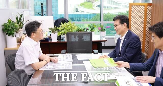 10일 정부세종청사에서 이원택 전북도지사(오른쪽)가 정향우 기획예산처 사회예산심의관 만나 전주교도소 이전부지를 활용한 거점문화시설 등 주요 사업을 설명하고 정부 차원의 지원을 요청하고 있다. /전북도