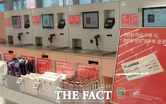 '무신사 뷰티 홍대'는 외국인 관광객들을 겨냥한 택스 프리와 다국어 큐레이션 서비스도 도입했다. /손원태 기자