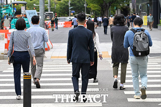 여의도역 인근 건널목에서 긴 옷을 입은 시민들이 발걸음을 재촉하고 있다.