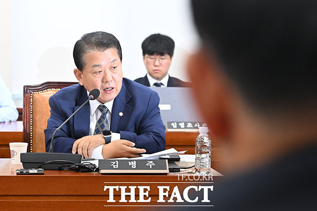 김병주 국회 국방위 더불어민주당 간사(왼쪽)와 임종득 국회 국방위 국민의힘 간사가 국방위원회 전체회의에서 증인 채택 협의를 위해 논의를 마치고 자리로 돌아오고 있다.