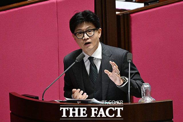 발언대기석 향하는 한동훈 무소속 의원(왼쪽)과 이기헌 더불어민주당 의원의 질의에 답변하는 한성숙 국무총리.