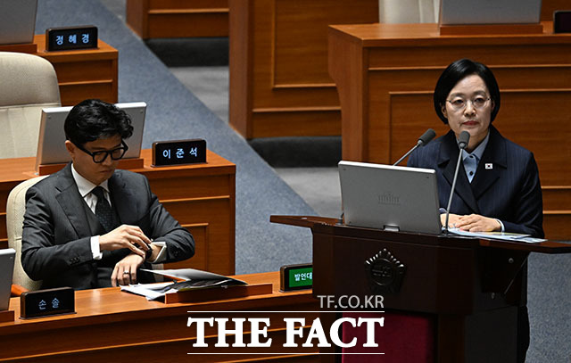 발언대기석 향하는 한동훈 무소속 의원(왼쪽)과 이기헌 더불어민주당 의원의 질의에 답변하는 한성숙 국무총리.