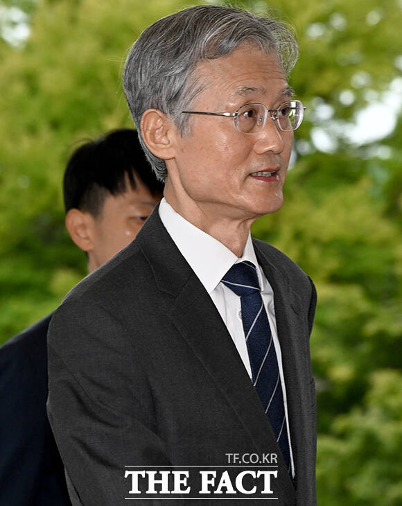 조희대 대법원장이 10일 오전 서울 서초구 대법원으로 출근하고 있다. /박상민 기자