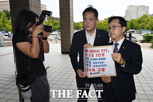 김태규 국민의힘 법률자문위원장(왼쪽)과 윤용근 의원이 10일 오전 경기 과천시 고위공직자범죄수사처 민원실 앞에서 김용범 전 청와대 정책실장과 이찬진 금융감독원장, 이억원 금융위원장에 대한 특정경제범죄 가중처벌 등에 관한 법률 위반 및 부정척탁 및 금품등 수수의 금지에 관한 법률 등 위반 혐의로 고발장을 접수하기에 앞서 입장을 밝히고 있다. /과천=김성렬 기자