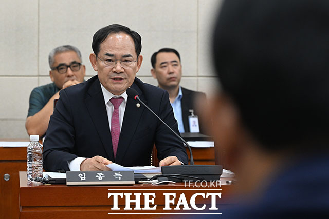 김병주 국회 국방위 더불어민주당 간사(왼쪽)와 임종득 국회 국방위 국민의힘 간사가 국방위원회 전체회의에서 증인 채택 협의를 위해 논의를 마치고 자리로 돌아오고 있다.