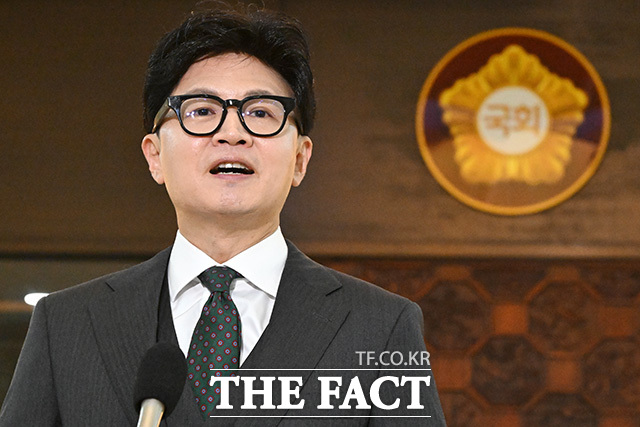 취재진 질문에 답하는 한 의원.