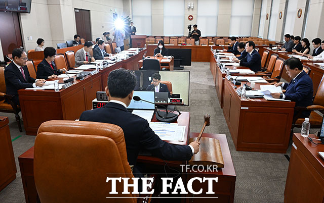 진성준 국회 국방위원장이 10일 오전 서울 여의도 국회에서 열린 국방위원회 전체회의에 참석해 의사봉을 두드리며 회의를 주재하고 있다. /국회=서예원 기자