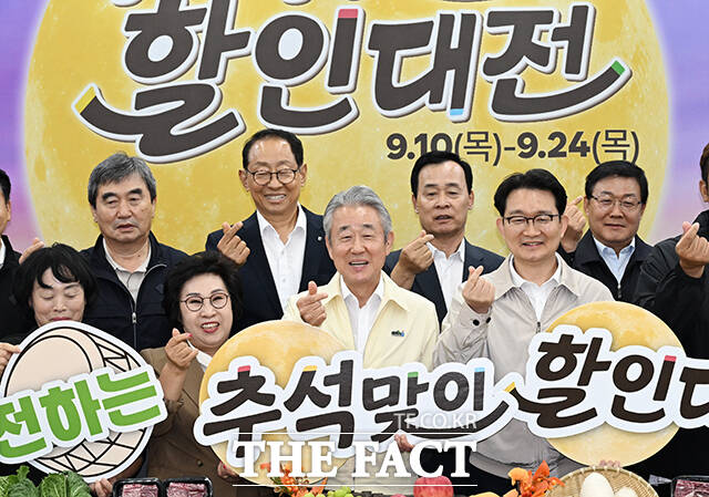 강호동 농협중앙회 회장이 10일 오전 서울 서초구 농협하나로마트 양재점에서 축산매장을 점검하고 있다. /박헌우 기자
