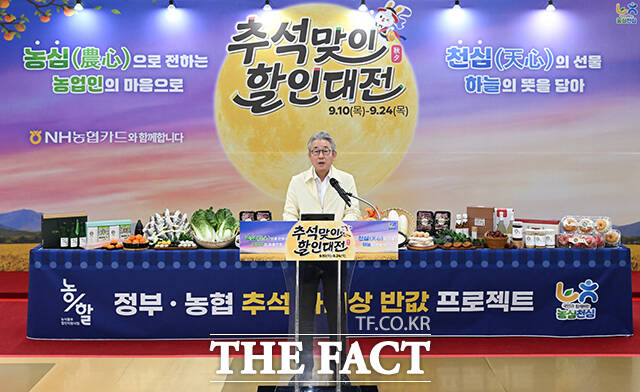 강호동 농협중앙회 회장이 10일 오전 서울 서초구 농협하나로마트 양재점에서 축산매장을 점검하고 있다. /박헌우 기자