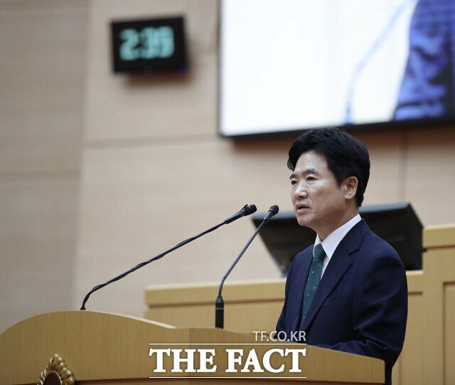 김대중 초대 전남광주시교육감이 7월 1일 새벽 전남광주시의회에서 취임사를 낭독하고 있다. /전남광주교육청