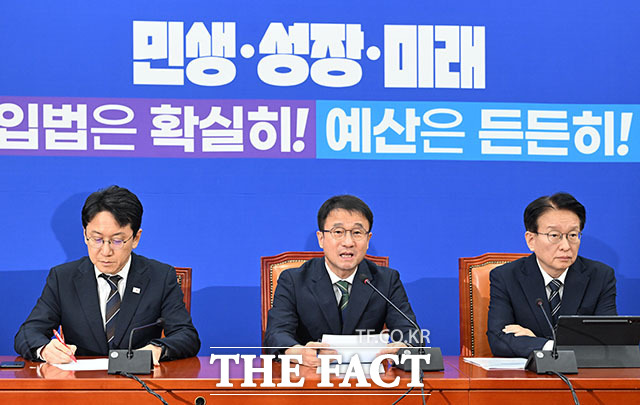 한병도 더불어민주당 원내대표(가운데)가 10일 오전 서울 여의도 국회에서 열린 정책조정회의에서 발언을 하고 있다. /국회=서예원 기자