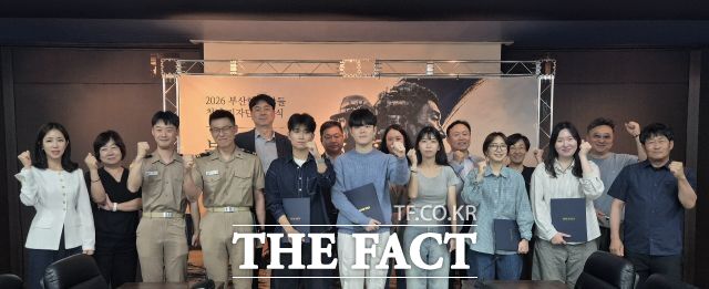 부산항 사람들 제1기 학생기자단과 행사 관계자들이 10일 오후 부산시 중구 부산항 사람들 추진위원회 사무실에서 발대식 뒤 기념사진을 찍고 있다. /부산항사람들 추진위원회