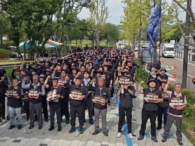 HD현대중공업 노동조합 소속 확대간부들이 지난 2일 경기도 성남시에 위치한 HD현대그룹 글로벌R&D센터 앞에서 파업 투쟁 출정식을 개최했다. /HD현대중공업 노동조합