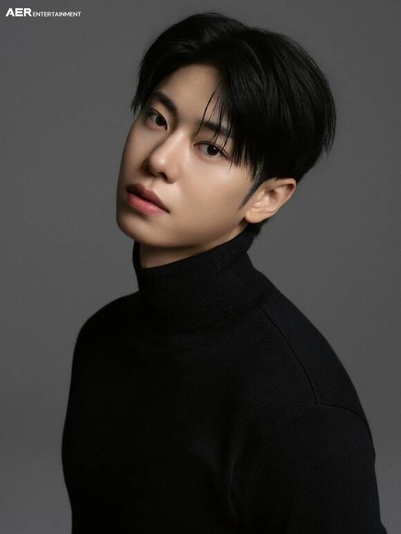 그룹 AB6IX 멤버이자 배우 김동현이 아에르엔터와 전속계약을 체결하며 진경 한승연 등과 한솥밥을 먹게 됐다. /아에르엔터테인먼트