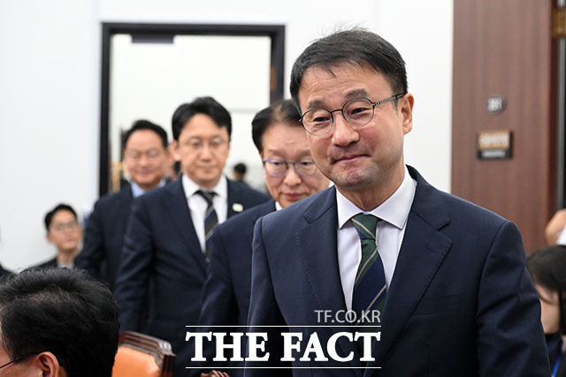 한병도 더불어민주당 원내대표(왼쪽)와 권칠승 더불어민주당 정책위의장이 정책조정회의에서 참석하고 있다.
