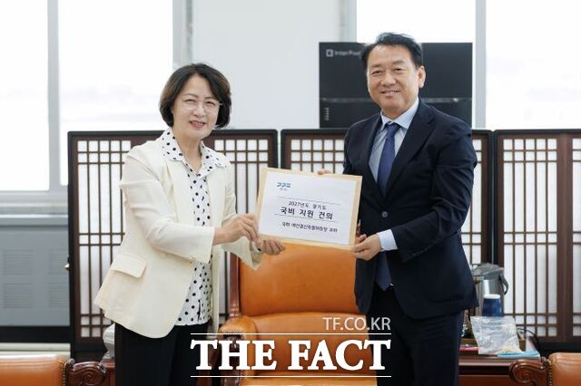 추미애 경기도지사와 이광재 예결위원장이 지난 9일 국회에서 만나 기념촬영을 하고 있다. /경기도