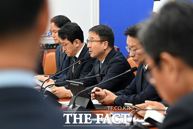 한병도 더불어민주당 원내대표(왼쪽)와 권칠승 더불어민주당 정책위의장이 정책조정회의에서 참석하고 있다.