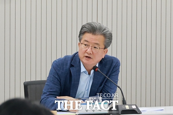 정용래 대전시 유성구청장이 10일 확대간부회의를 주재하고 있다. /대전시 유성구