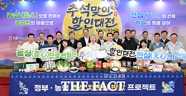 강호동 농협중앙회 회장이 10일 오전 서울 서초구 농협하나로마트 양재점에서 축산매장을 점검하고 있다. /박헌우 기자
