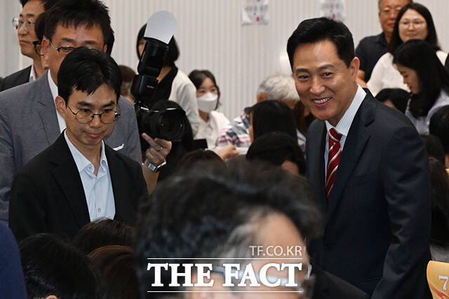 행사장 들어서는 오 시장(오른쪽).